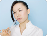 お口の中に常に存在する細菌が食べ物の残りカスを養分にして酸を産生し、その酸が歯を溶かします。